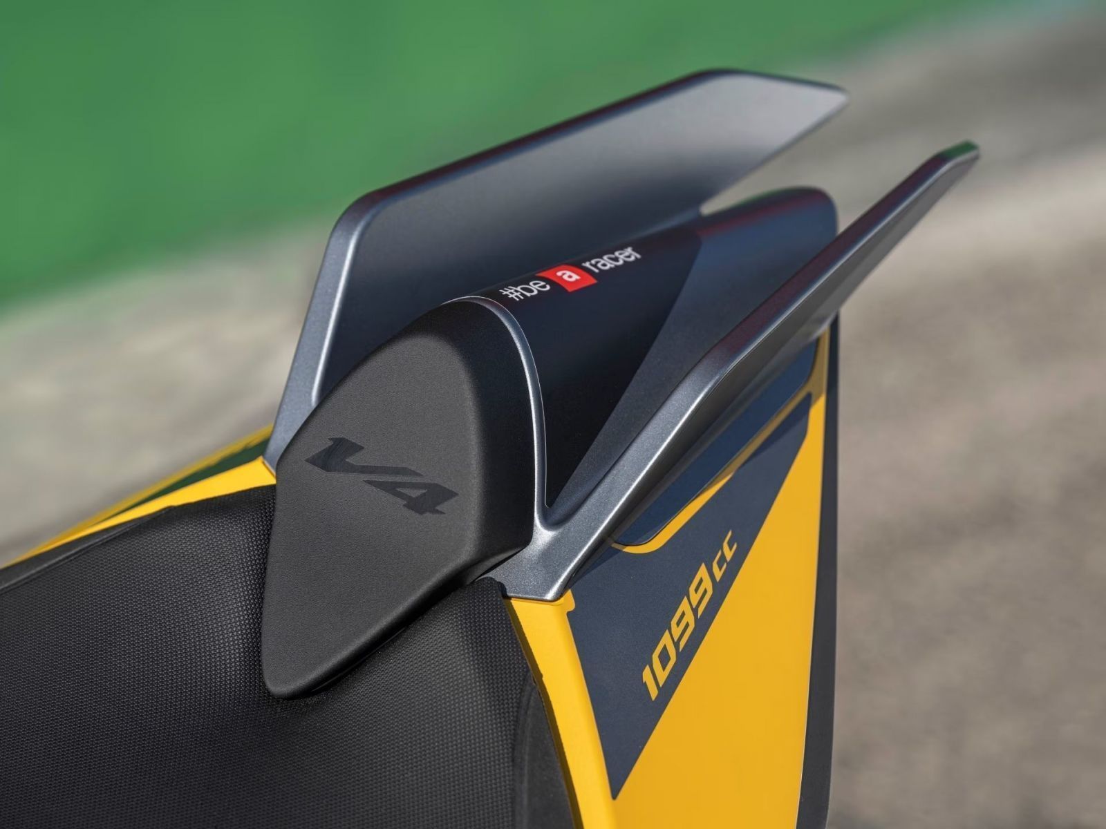 Мотоцикл APRILIA Tuono V4 1100 (SCORPION YELLOW) 2026